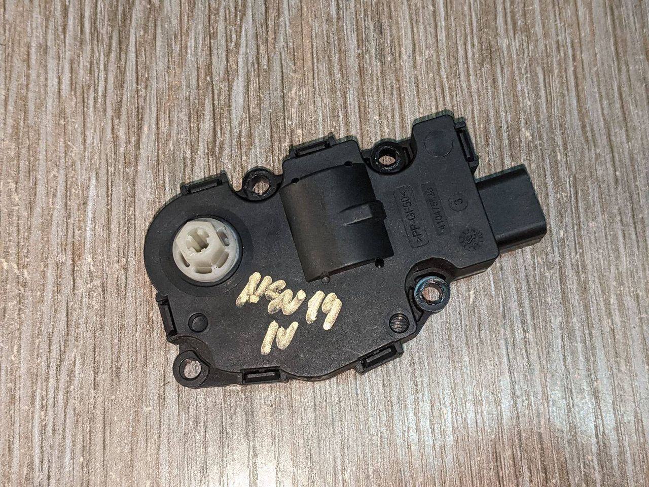 моторчик заслонки печки Mercedes-Benz E-Класс W212/S212/C207/A207 W212 2010, 2.2 л., дизель, АКПП, седан, задний привод, правый руль, EFB330