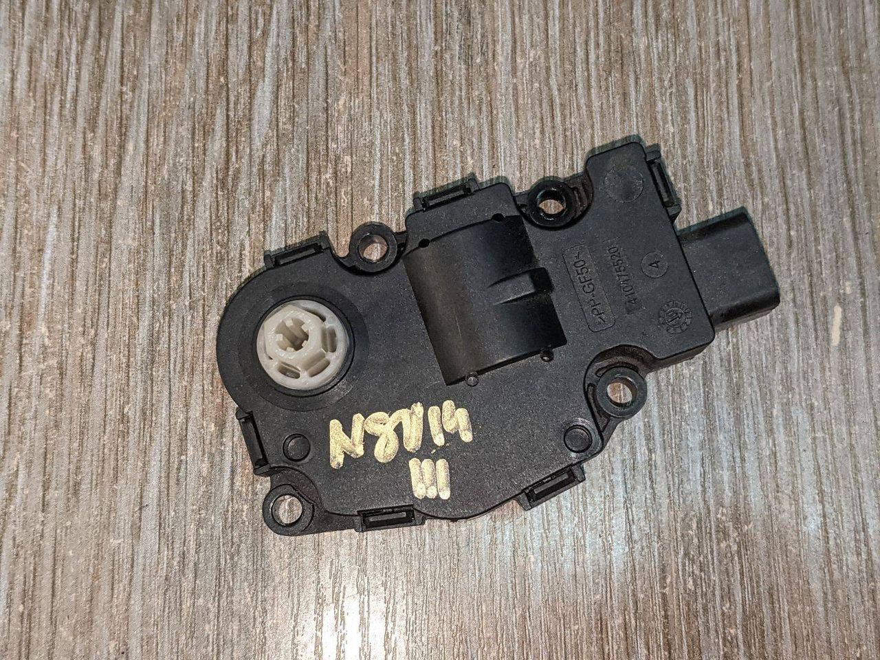 моторчик заслонки печки Mercedes-Benz E-Класс W212/S212/C207/A207 W212 2010, 2.2 л., дизель, АКПП, седан, задний привод, правый руль, EFB330