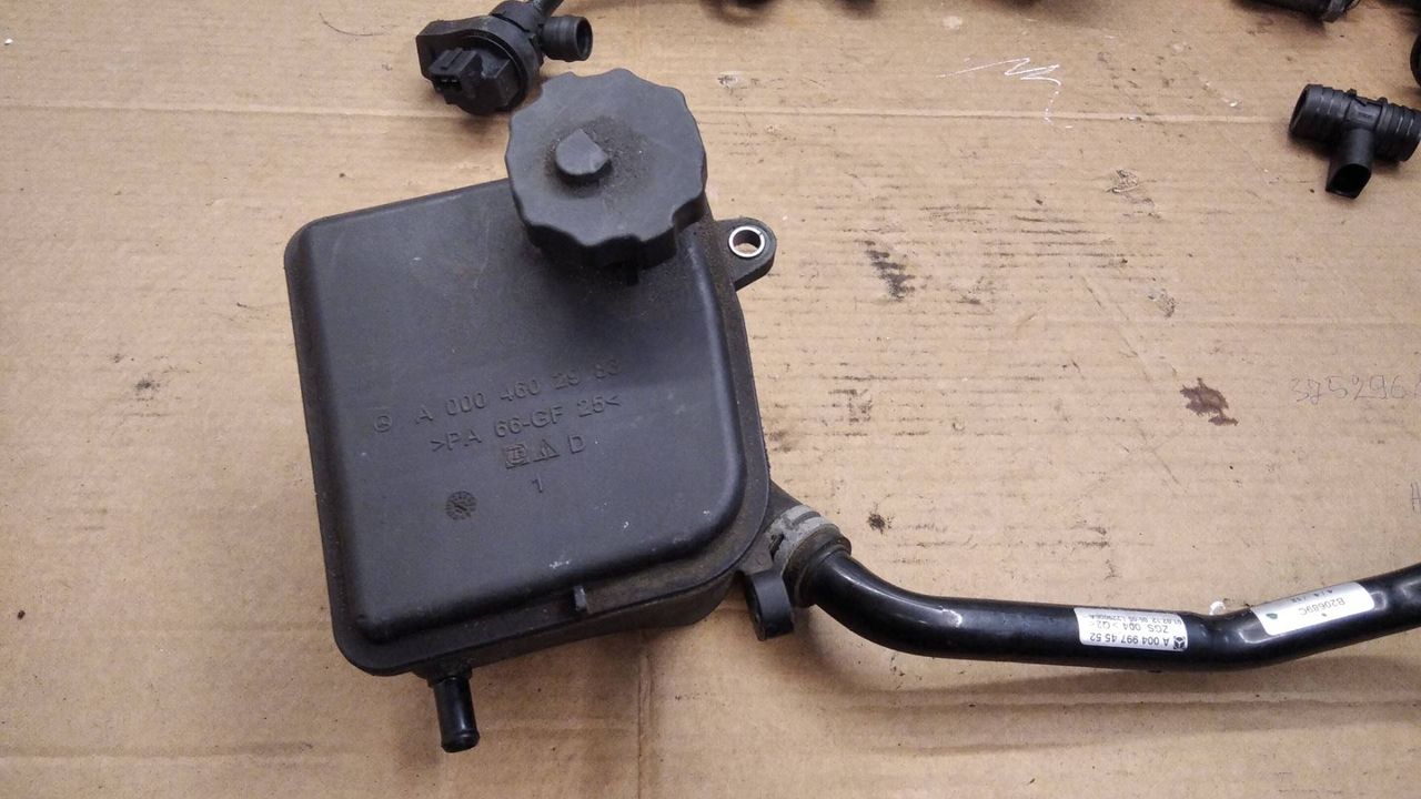 бачок гидроусилителя Mercedes-Benz C-Класс W204/S204 2010, 2.0 л., дизель, A0004602983