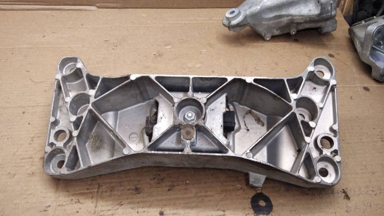 кронштейн КПП BMW 7 серия F01/F02 2012, 3.0 л., бензин, АКПП, хетчбэк 5 дв., 6777613