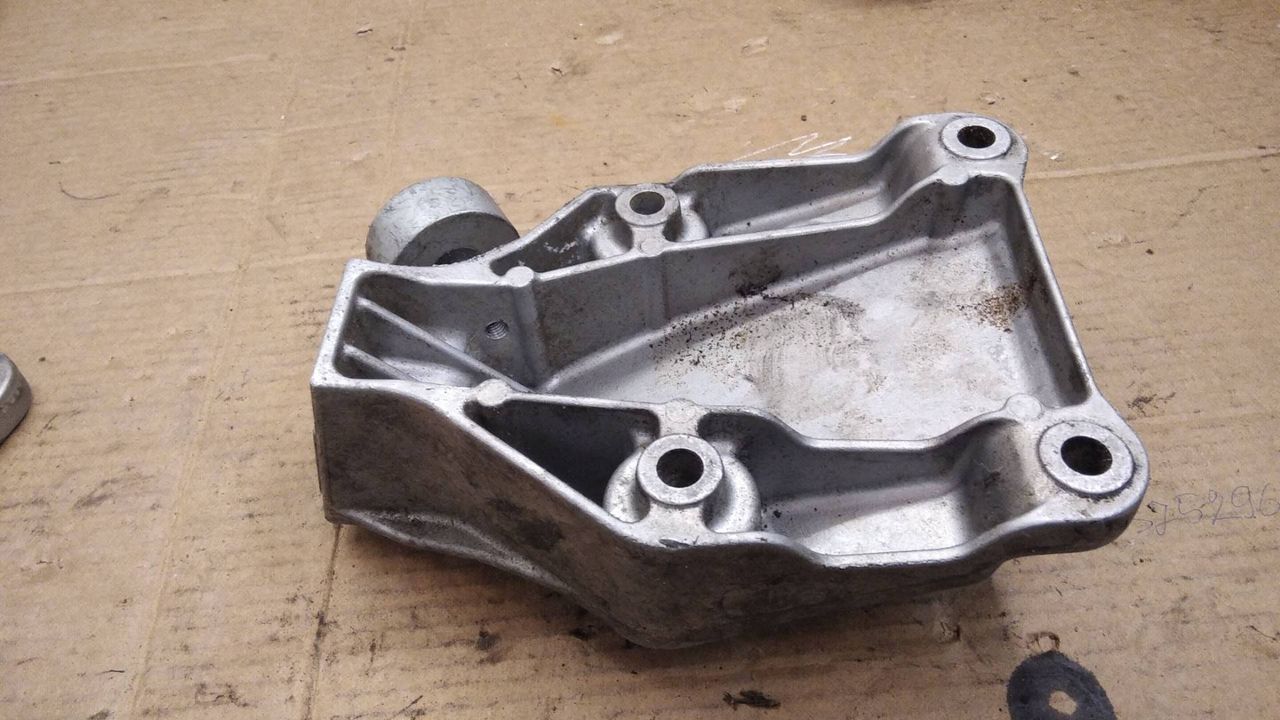 кронштейн двигателя BMW 5 серия F07/F10/F11 2010, 4.0 л., дизель, 6777623