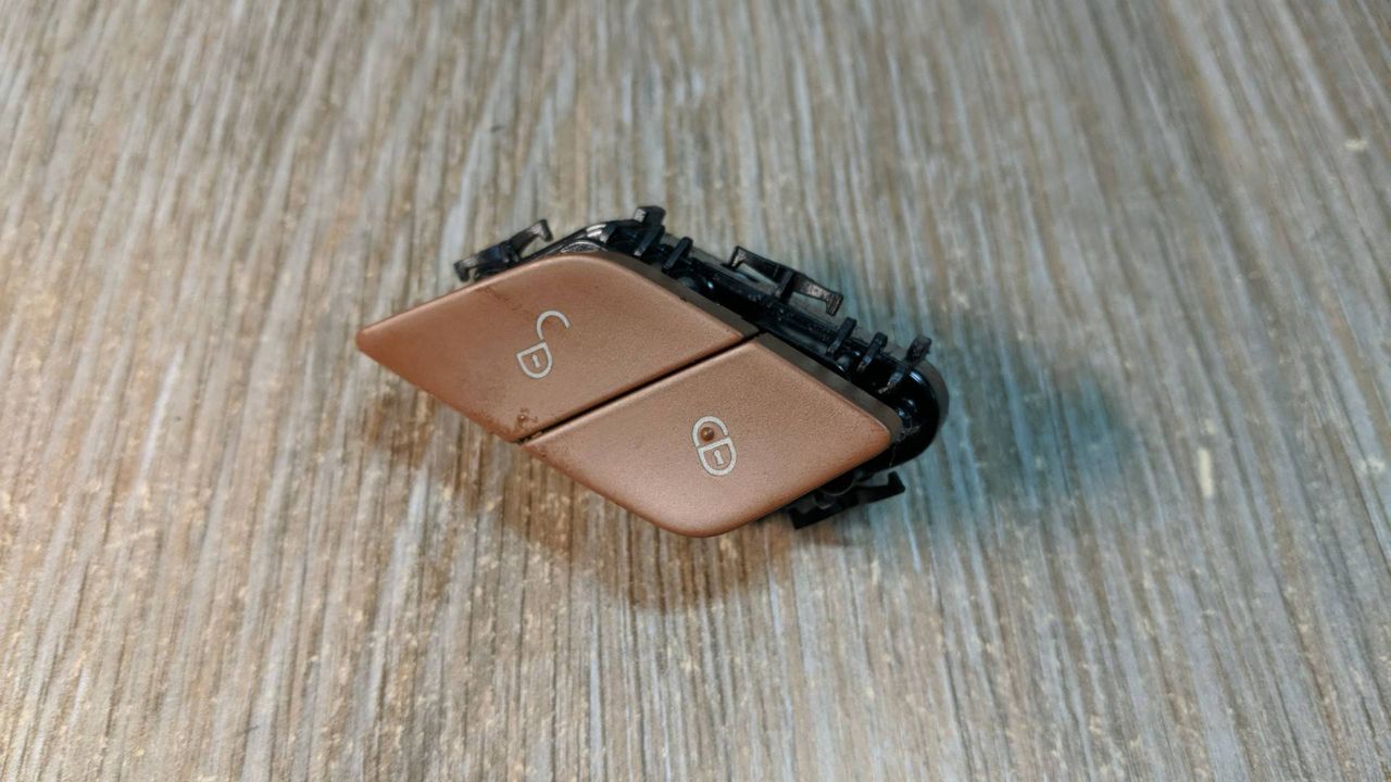 Кнопка блокировки двери Mercedes-Benz E-Класс W213/S213/C238/A238 2016, 2.0 л., OM 654.920, дизель, АКПП, белый, седан, правый руль, A2139059703