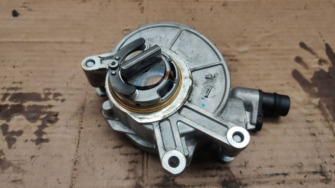 насос вакуумный BMW 7 серия G11/G12 G11 2018, 4.4 л., N63 B44 C, бензин, 8634120
