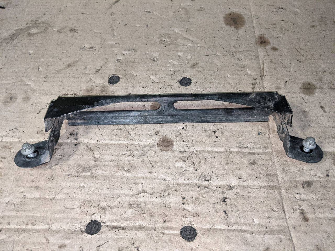 кронштейн (крепление) Mercedes-Benz C-Класс W204/S204/C204 [рестайлинг] W204.054 2011, 3.0 л., M 272.947, бензин, АКПП, черный, седан, задний привод, A2044210006, A0040093010