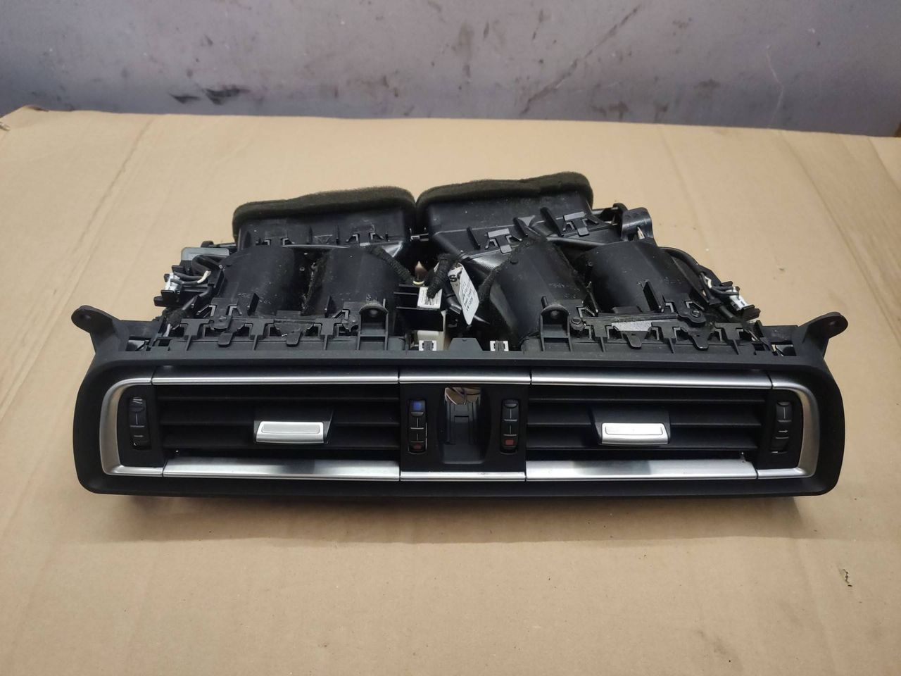 дефлектор обдува салона BMW 7 серия F01/F02 F01 2011, 4.4 л., N63 B44 A, бензин, АКПП, черный, 9115859
