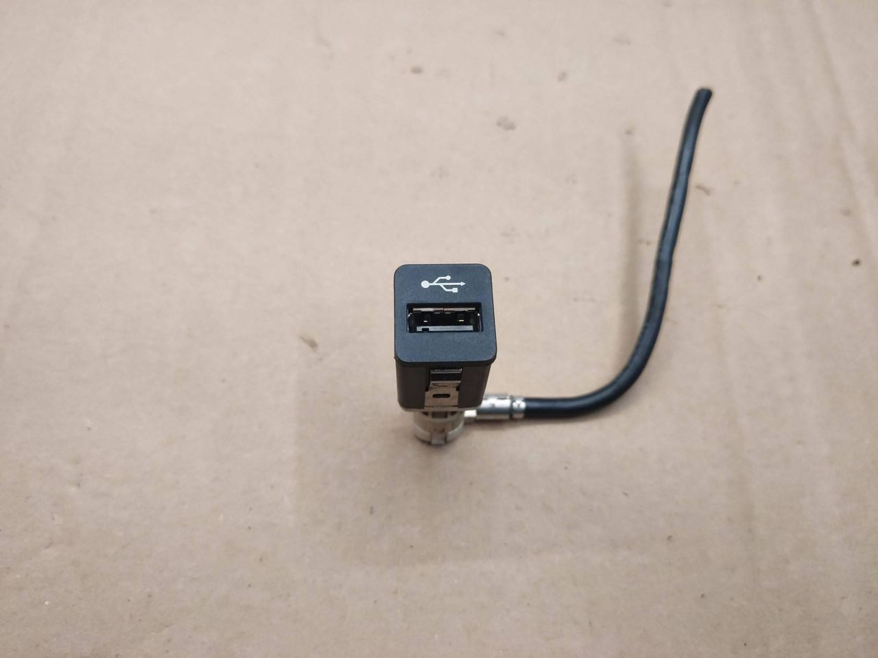разъем AUX / USB BMW 7 серия F01/F02 F01 2011, 4.4 л., N63 B44 A, бензин, АКПП, черный, 9167196
