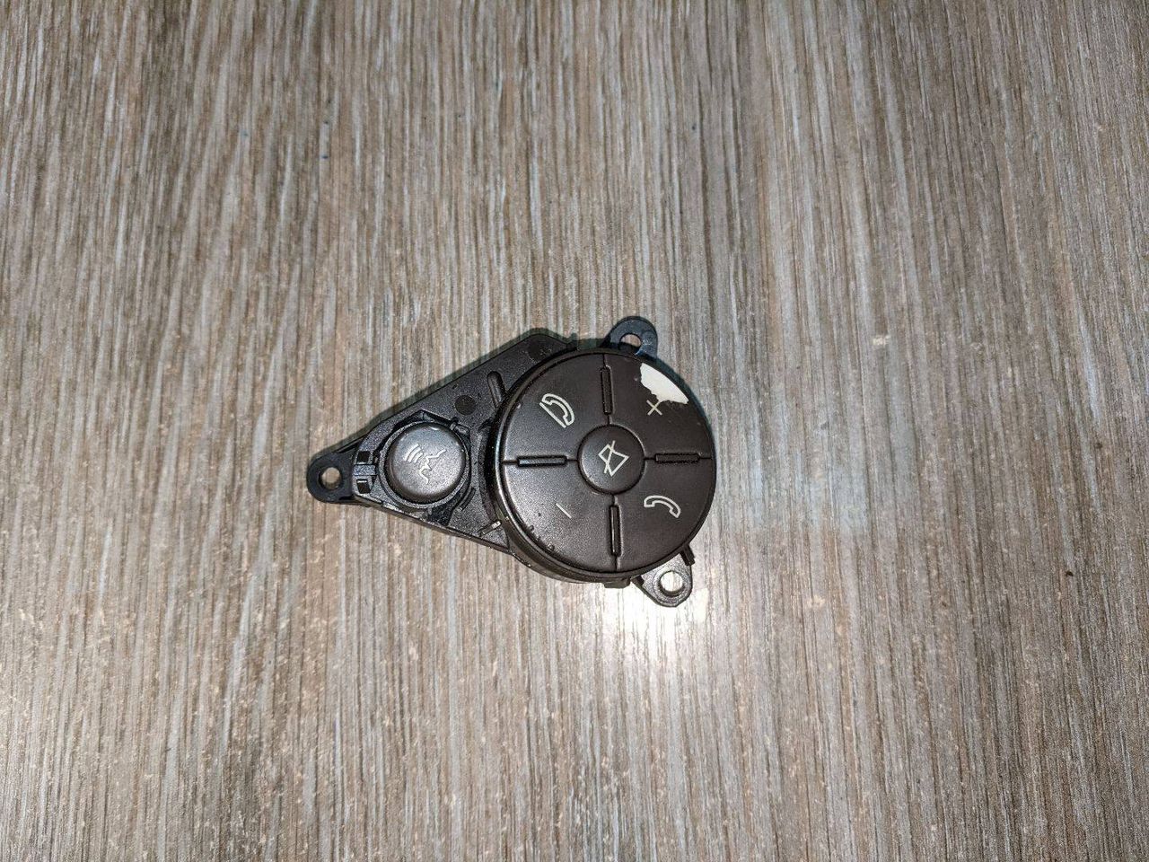кнопки управления на руле Mercedes-Benz C-Класс W204/S204/C204 [рестайлинг] W204.054 2011, 3.0 л., M 272.947, бензин, АКПП, черный, седан, задний привод, A2048210051