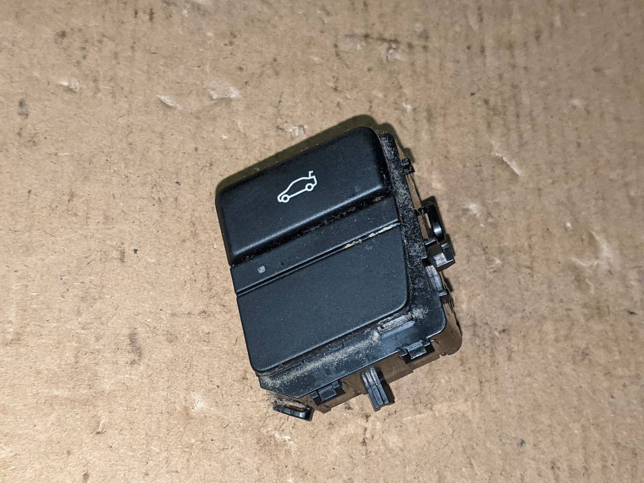 кнопка открытия багажника BMW 5 серия E60/E61 [рестайлинг] E60 2007, 3.0 л., N54 B30 A, бензин, АКПП, белый, седан, задний привод, 9137905