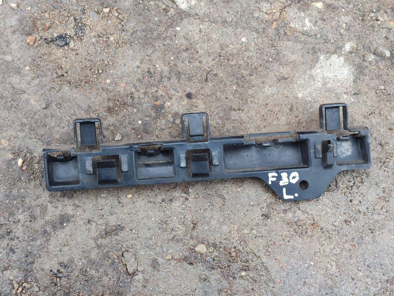 крепление крыла переднего левого BMW 3 серия F30/F31/F34 F30 2012, 3.5 л., бензин, АКПП, седан, задний привод, 8240874