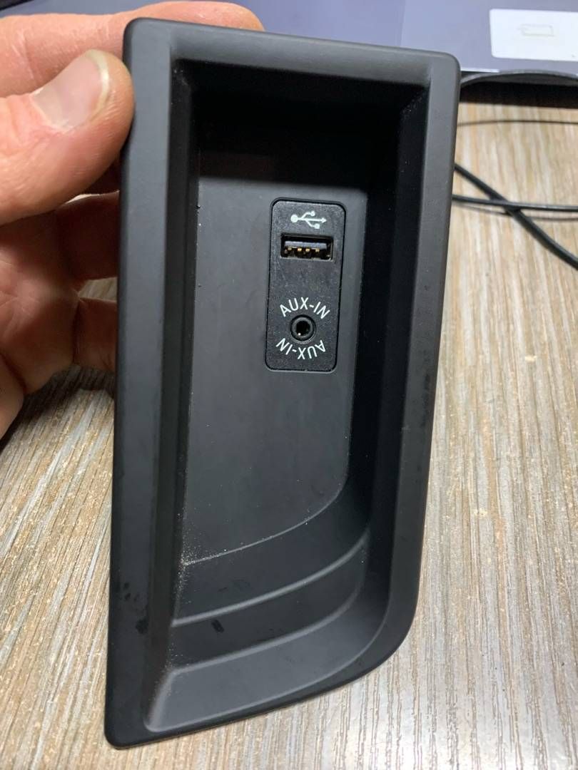 разъем AUX / USB BMW 3 серия F30/F31/F34 F30 2012, 3.5 л., бензин, АКПП, седан, задний привод, 51169207357, 84109229247