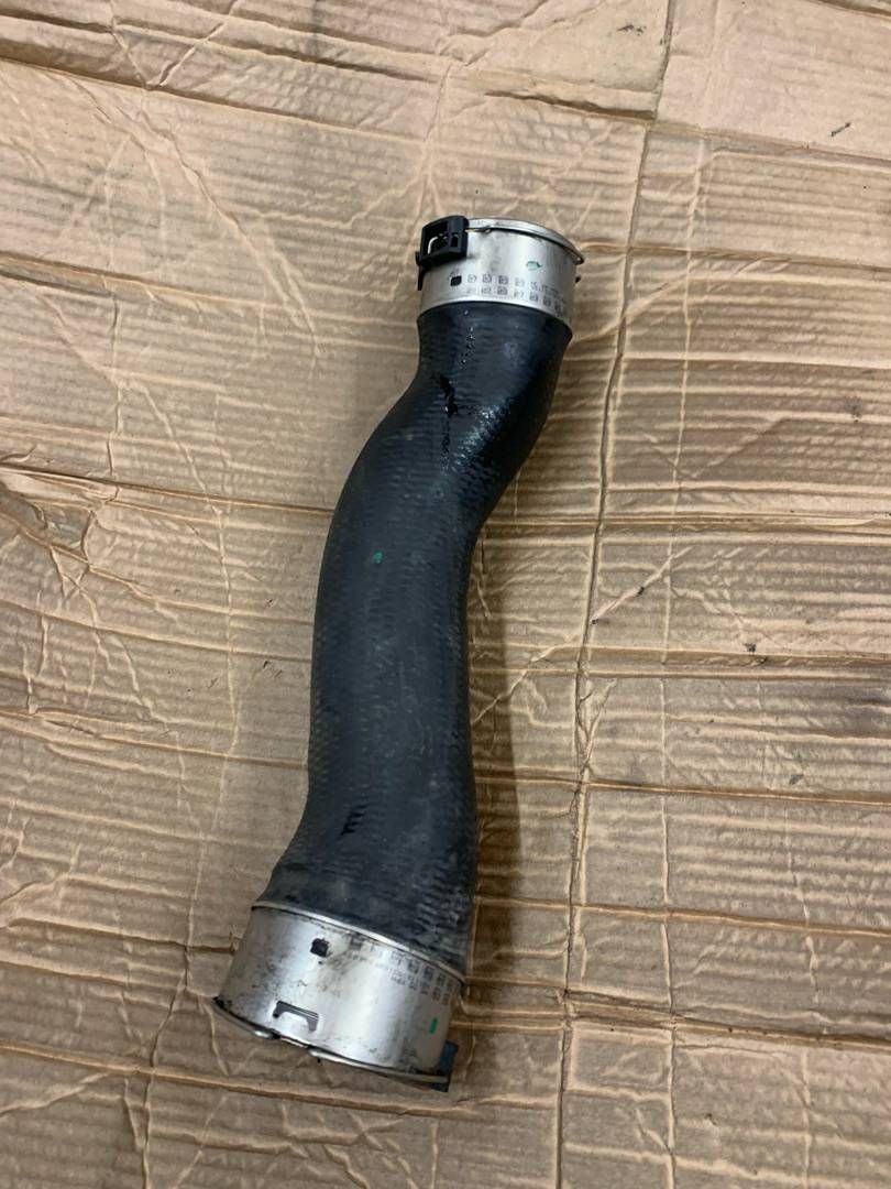 патрубок интеркулера BMW 3 серия F30/F31/F34 F30 2012, 3.5 л., бензин, АКПП, седан, задний привод, 7602652, 13717602652