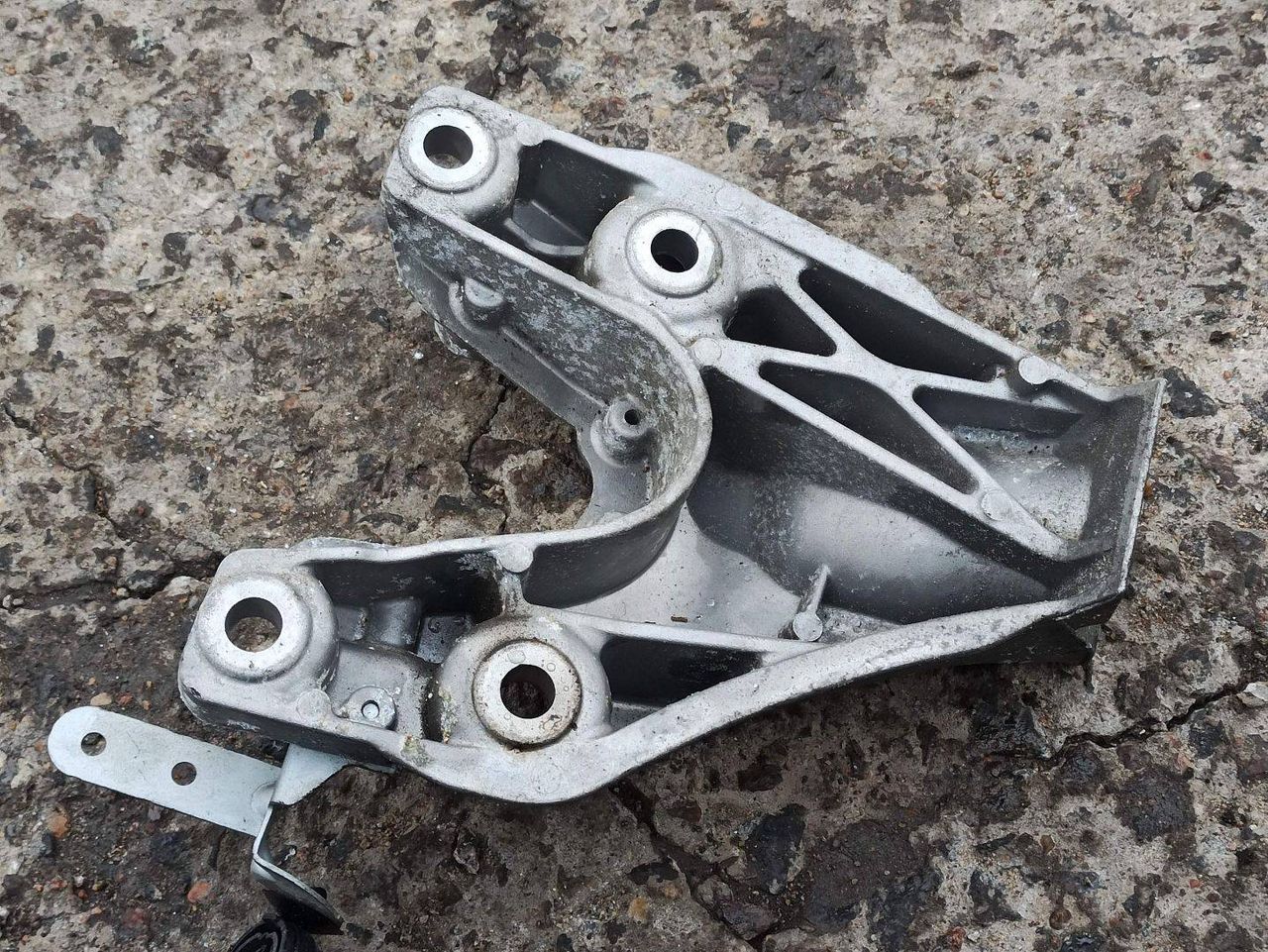 кронштейн двигателя BMW 3 серия F30/F31/F34 F30 2012, 3.5 л., бензин, АКПП, седан, задний привод, 6789093