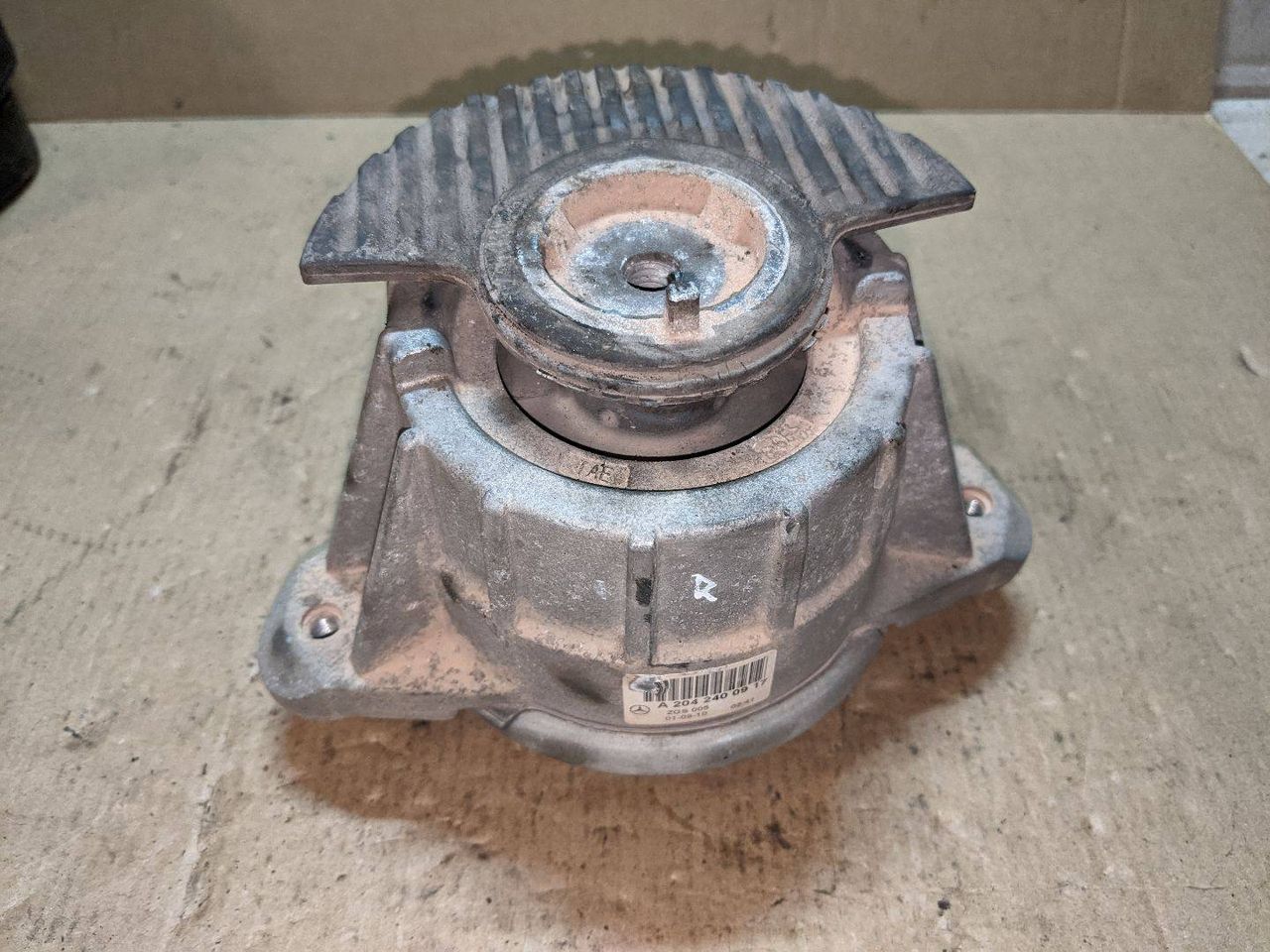 подушка крепления двигателя Mercedes-Benz C-Класс W204/S204/C204 [рестайлинг] W204.054 2011, 3.0 л., M 272.947, бензин, АКПП, черный, седан, задний привод, A2042400917