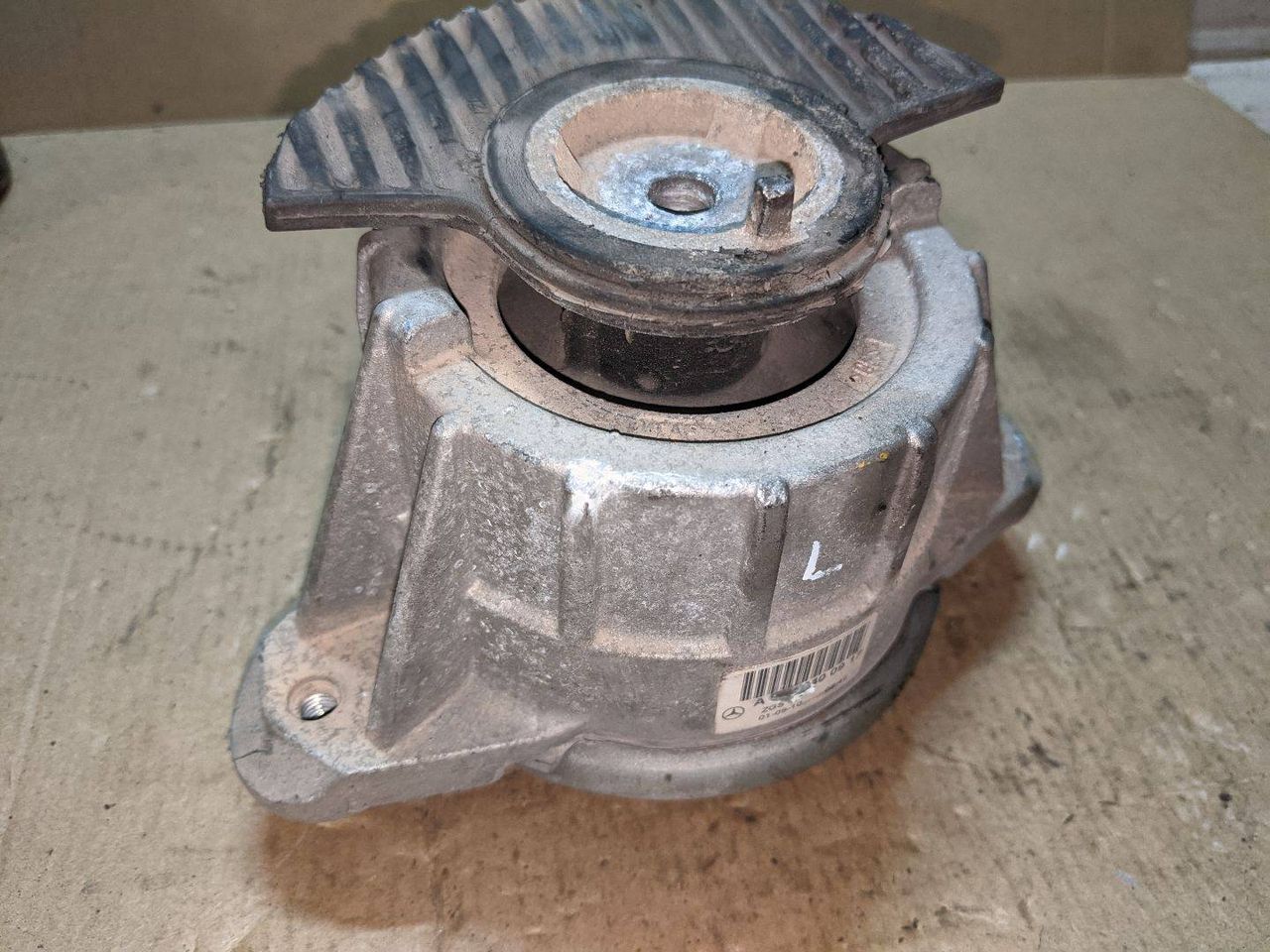 подушка крепления двигателя Mercedes-Benz C-Класс W204/S204/C204 [рестайлинг] W204.054 2011, 3.0 л., M 272.947, бензин, АКПП, черный, седан, задний привод, A2042400917
