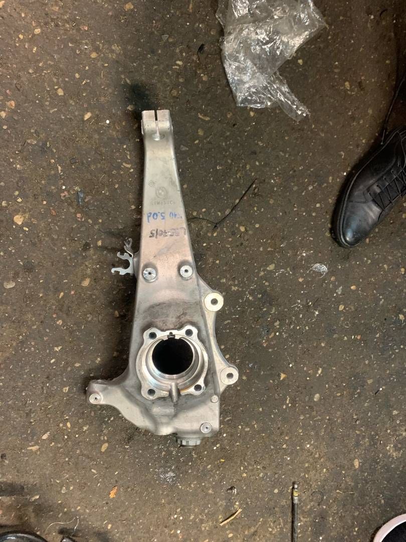 кулак поворотный левый BMW 5 серия F07/F10/F11 [рестайлинг] 2013, 3.0 л., N57 D30 C, дизель, АКПП, универсал, 31214082761, 14018510