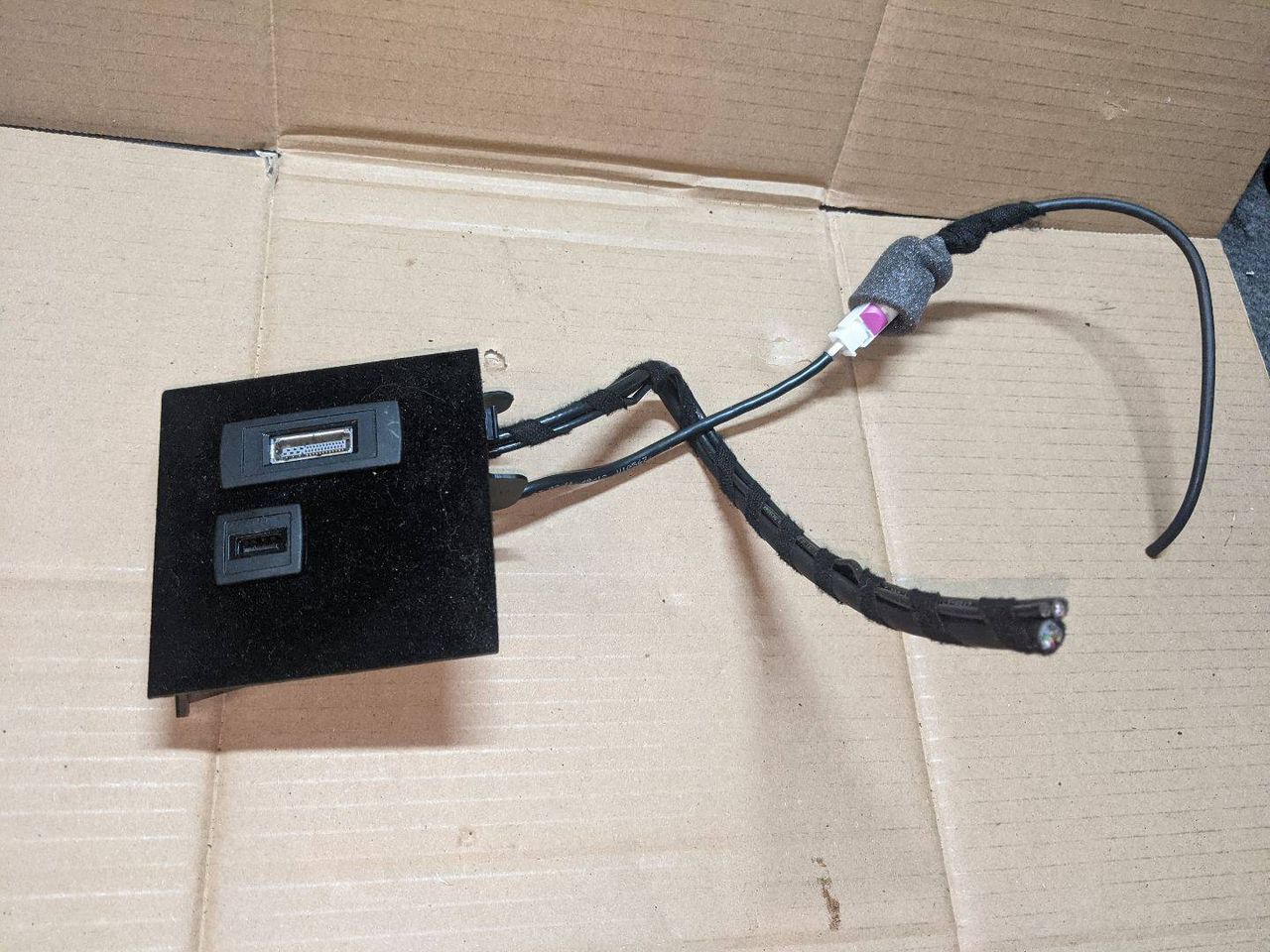 разъем AUX / USB Mercedes-Benz E-Класс W212 [рестайлинг] W212 2013, 3.5 л., бензин, универсал, A2128210911