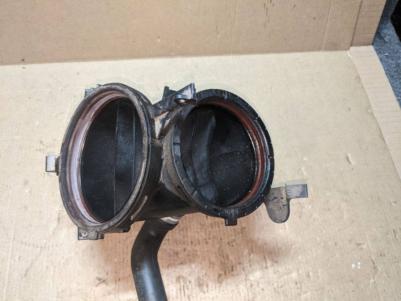 патрубок воздушного фильтра Mercedes-Benz C-Класс W204/S204/C204 [рестайлинг] W204.054 2011, 3.0 л., M 272.947, бензин, АКПП, черный, седан, задний привод, A2721400118