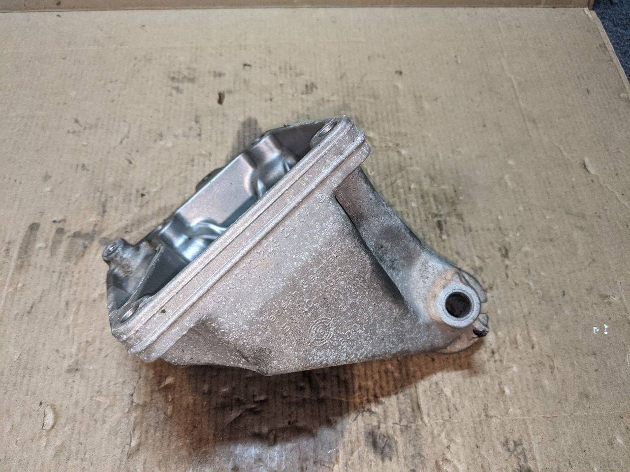 кронштейн двигателя Mercedes-Benz C-Класс W204/S204/C204 [рестайлинг] W204.054 2011, 3.0 л., M 272.947, бензин, АКПП, черный, седан, задний привод, A0021407460