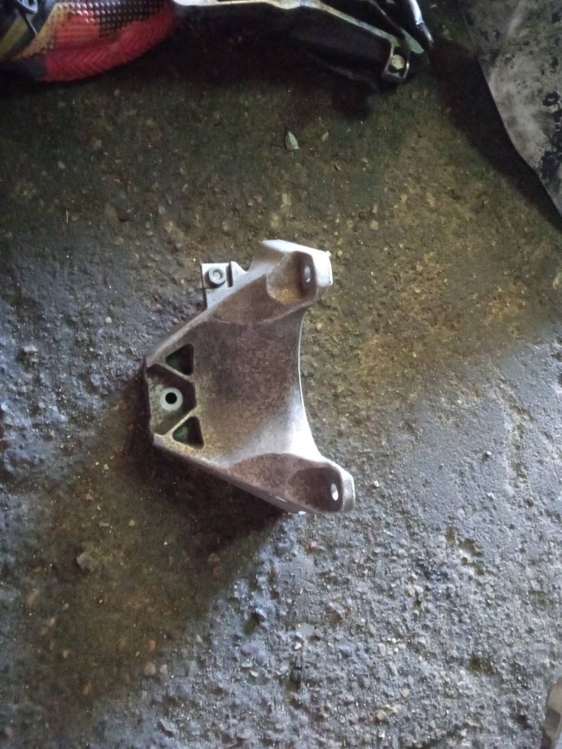 кронштейн КПП BMW 5 серия G30/G31 2016, 6781229