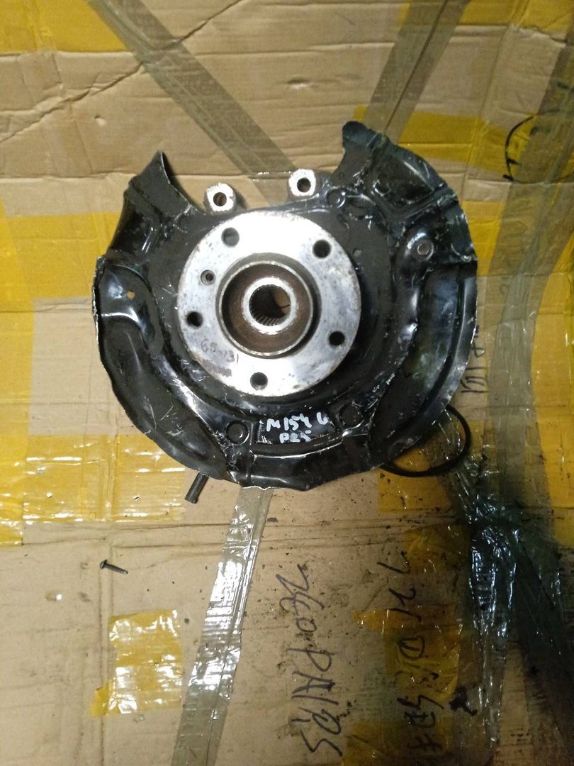 кулак задний левый BMW X3 F25 2013, 2.0 л., N47 D20 C, дизель, АКПП, черный, внедорожник 5 дв.