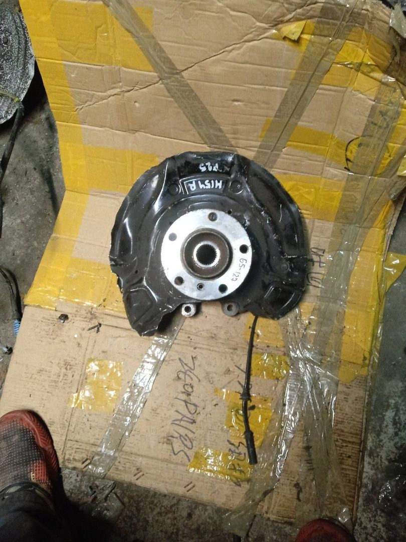 кулак задний правый BMW X3 F25 2013, 2.0 л., N47 D20 C, дизель, АКПП, черный, внедорожник 5 дв.
