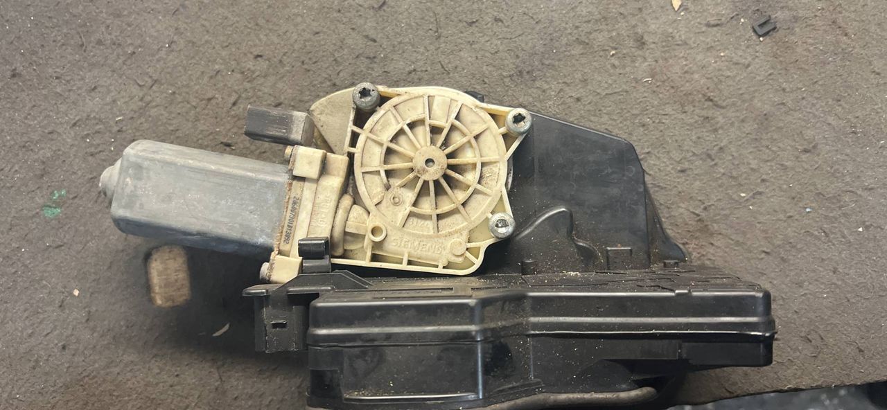 замок двери задней правой BMW 7 серия E65/E66/E67 2002, 4.4 л., бензин, АКПП, седан