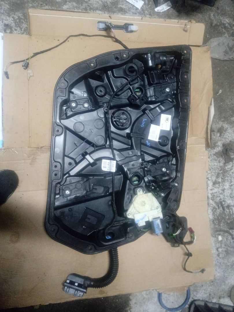 стеклоподъемник передний левый Mercedes-Benz E-Класс W213/S213/C238/A238 2016, 2.0 л., OM 654.920, дизель, АКПП, белый, седан, правый руль, A2137230700