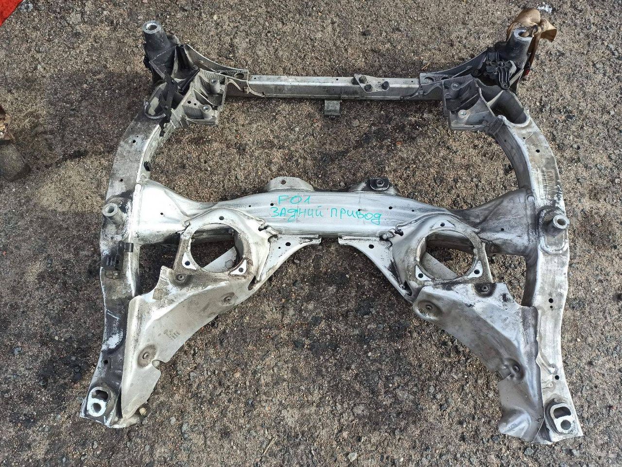 балка подвески передняя (подрамник) BMW 7 серия F01/F02 2009, 4.4 л., N63 B44 A, бензин, 6775761