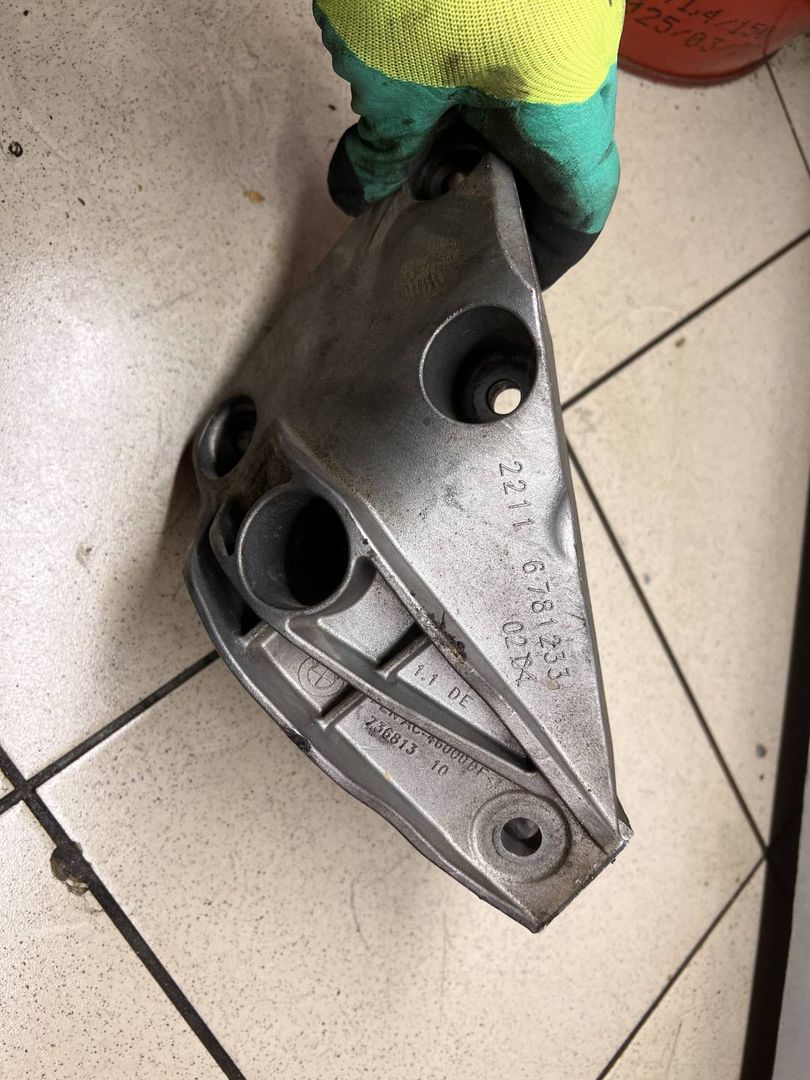кронштейн двигателя BMW 5 серия F07/F10/F11 [рестайлинг] 2013, 2.0 л., N20 B20 A, бензин, 6781233