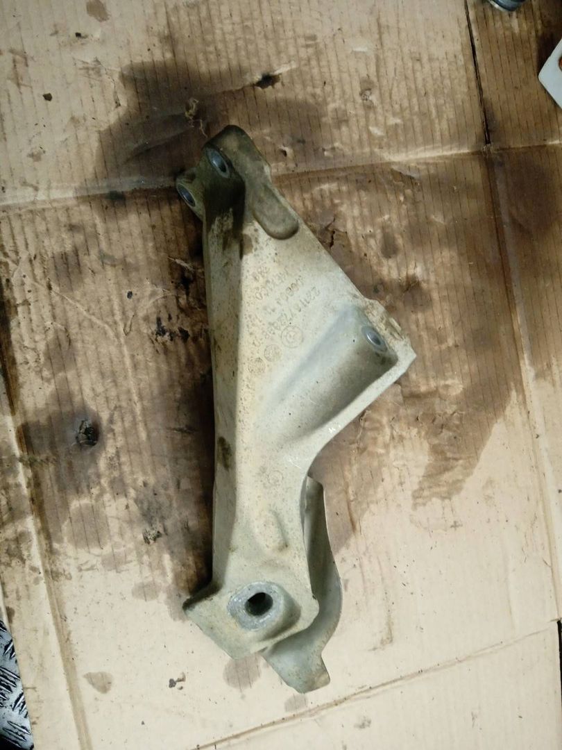 кронштейн двигателя BMW X5 E70 2007, 4.8 л., N62 B48 A, бензин, 6772688