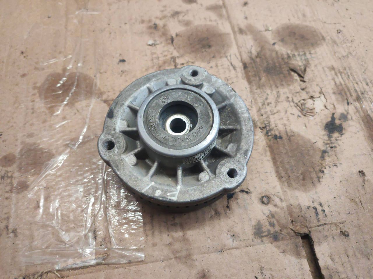 опора амортизатора верхняя (чашка) BMW 7 серия F01/F02 2011, 6795081
