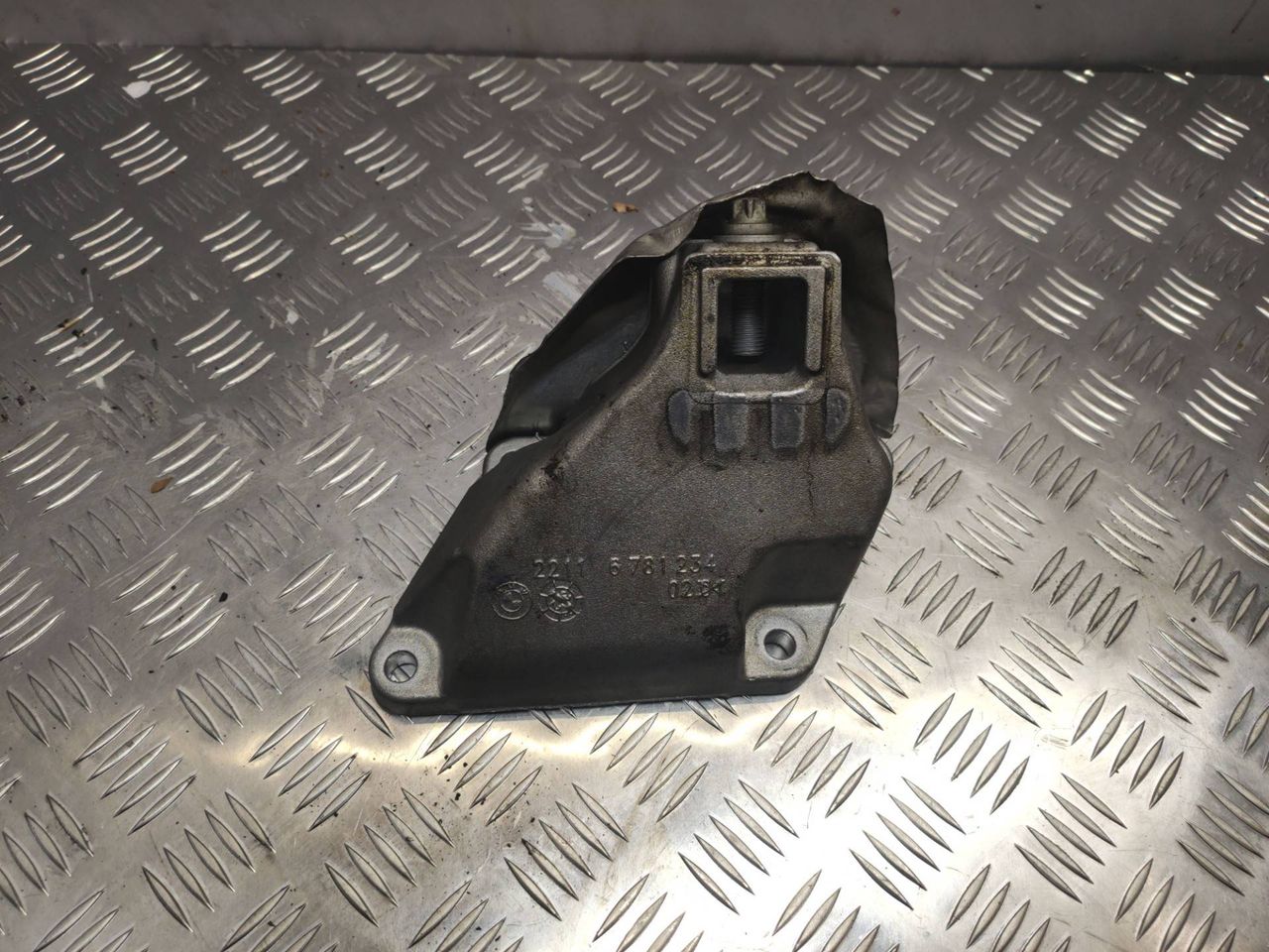 кронштейн двигателя BMW 5 серия F07/F10/F11 2012, 2.0 л., N20 B20 B, бензин, 6781234