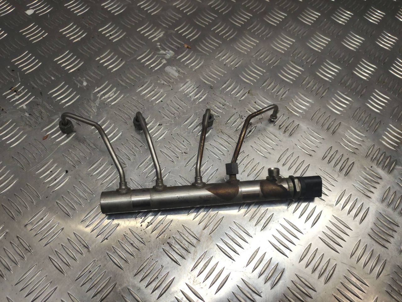 топливная рампа BMW 5 серия F07/F10/F11 2012, 2.0 л., N20 B20 B, бензин, 7585411