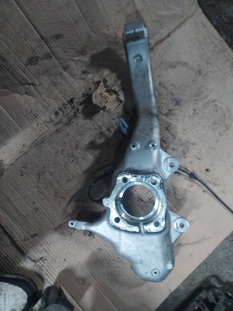 кулак поворотный левый BMW X5 F15 2017, 3.0 л., N57 D30 B, дизель, АКПП, внедорожник 5 дв., 6869869