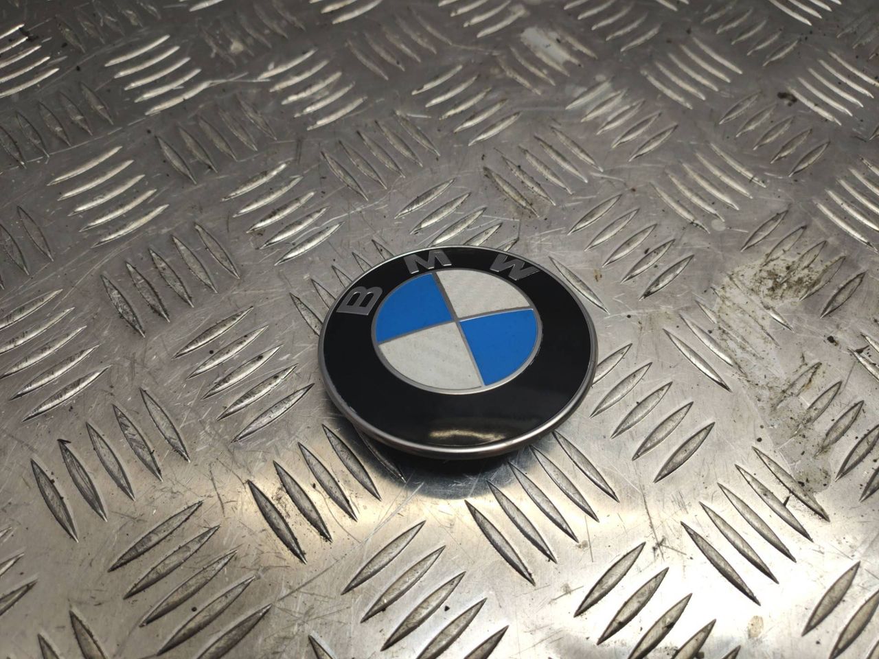 эмблема BMW 5 серия F07/F10/F11 F10 2010, 3.5 л., бензин, 8132375