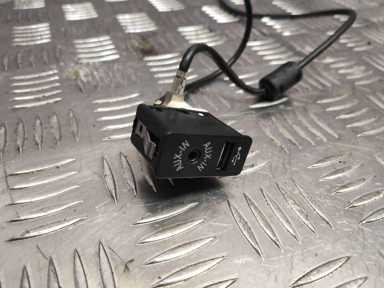 разъем AUX / USB BMW 5 серия F07/F10/F11 F10 2010, 3.5 л., бензин