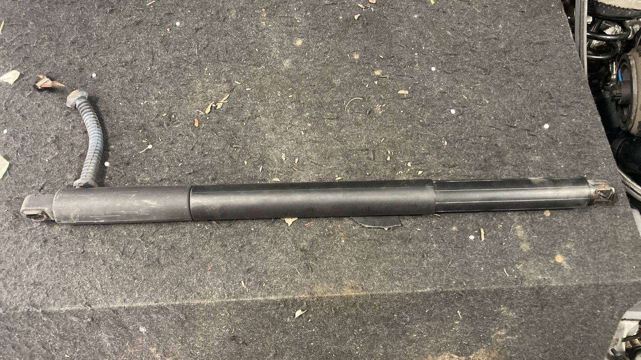 амортизатор крышки багажника (3-5 двери) BMW 5 серия F07/F10/F11 F10 2010, 3.5 л., бензин, 7200543