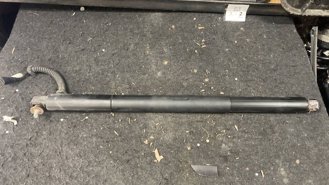 амортизатор крышки багажника (3-5 двери) BMW 5 серия F07/F10/F11 F10 2010, 3.5 л., бензин, 7200543