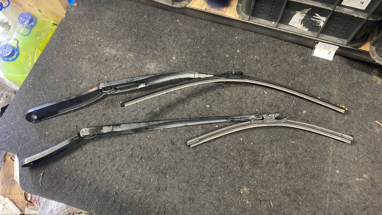 щеткодержатель (поводок стеклоочистителя, дворник) BMW 5 серия F07/F10/F11 F10 2010, 3.5 л., бензин