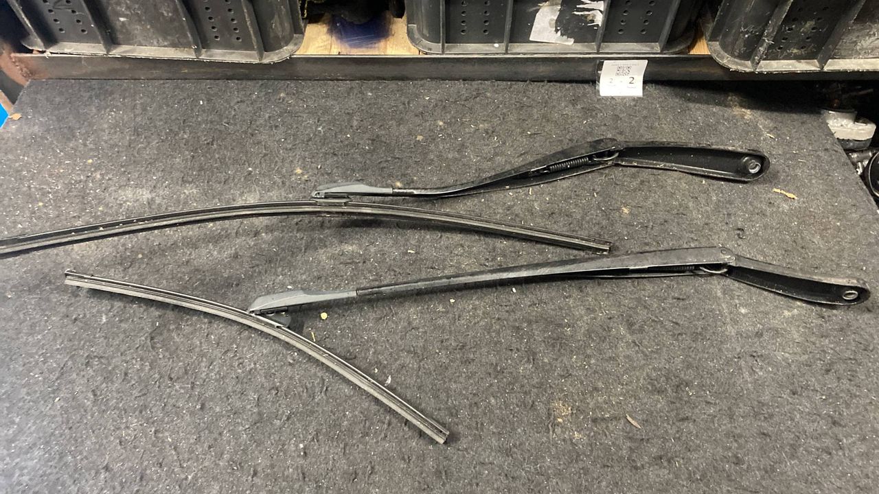 щеткодержатель (поводок стеклоочистителя, дворник) BMW 5 серия F07/F10/F11 2010, 3.5 л., бензин