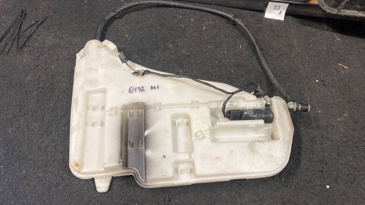 бачок омывателя BMW 5 серия F07/F10/F11 F10 2010, 3.5 л., бензин
