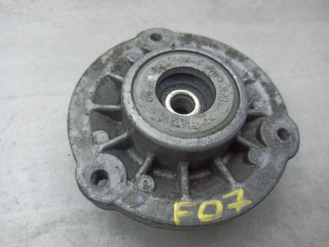 опора амортизатора верхняя (чашка) BMW 5 серия F07/F10/F11 2010, 3.5 л., бензин