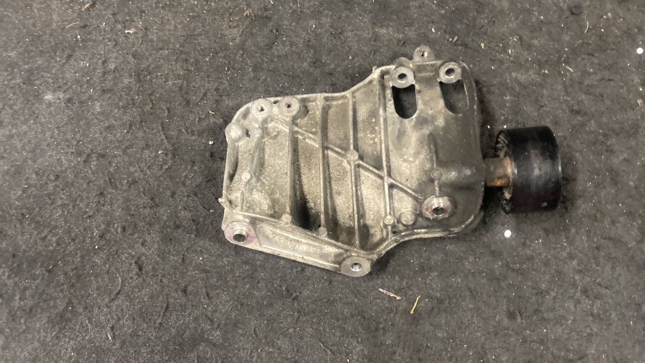 кронштейн компрессора кондиционера BMW 5 серия F07/F10/F11 F10 2010, 3.5 л., бензин