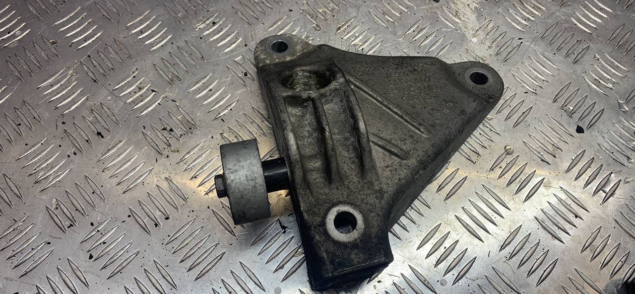 кронштейн двигателя BMW 5 серия F07/F10/F11 F10 2010, 3.5 л., бензин, 6777605