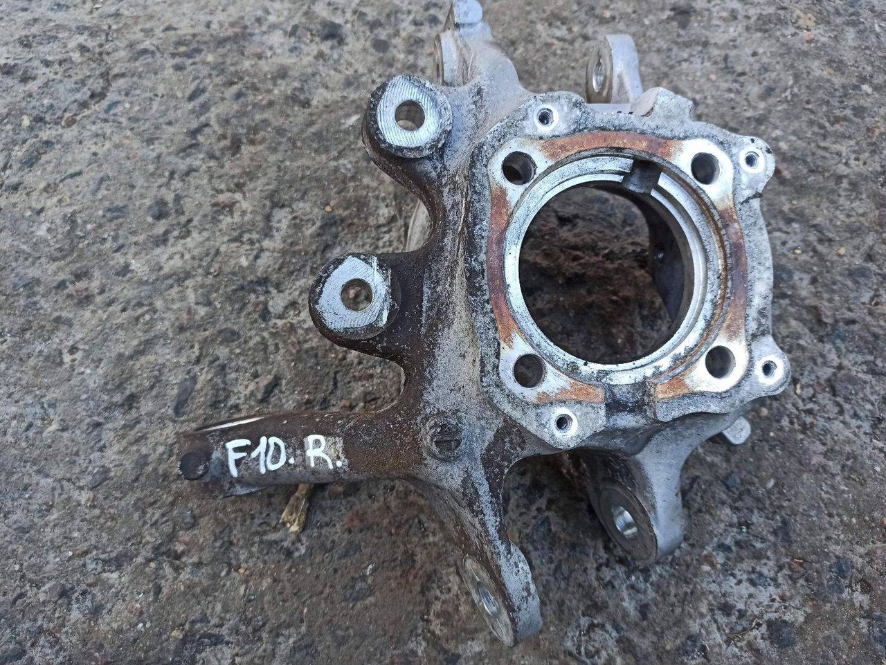 кулак задний правый BMW 5 серия F07/F10/F11 F10 2010, 3.5 л., бензин, 6793770