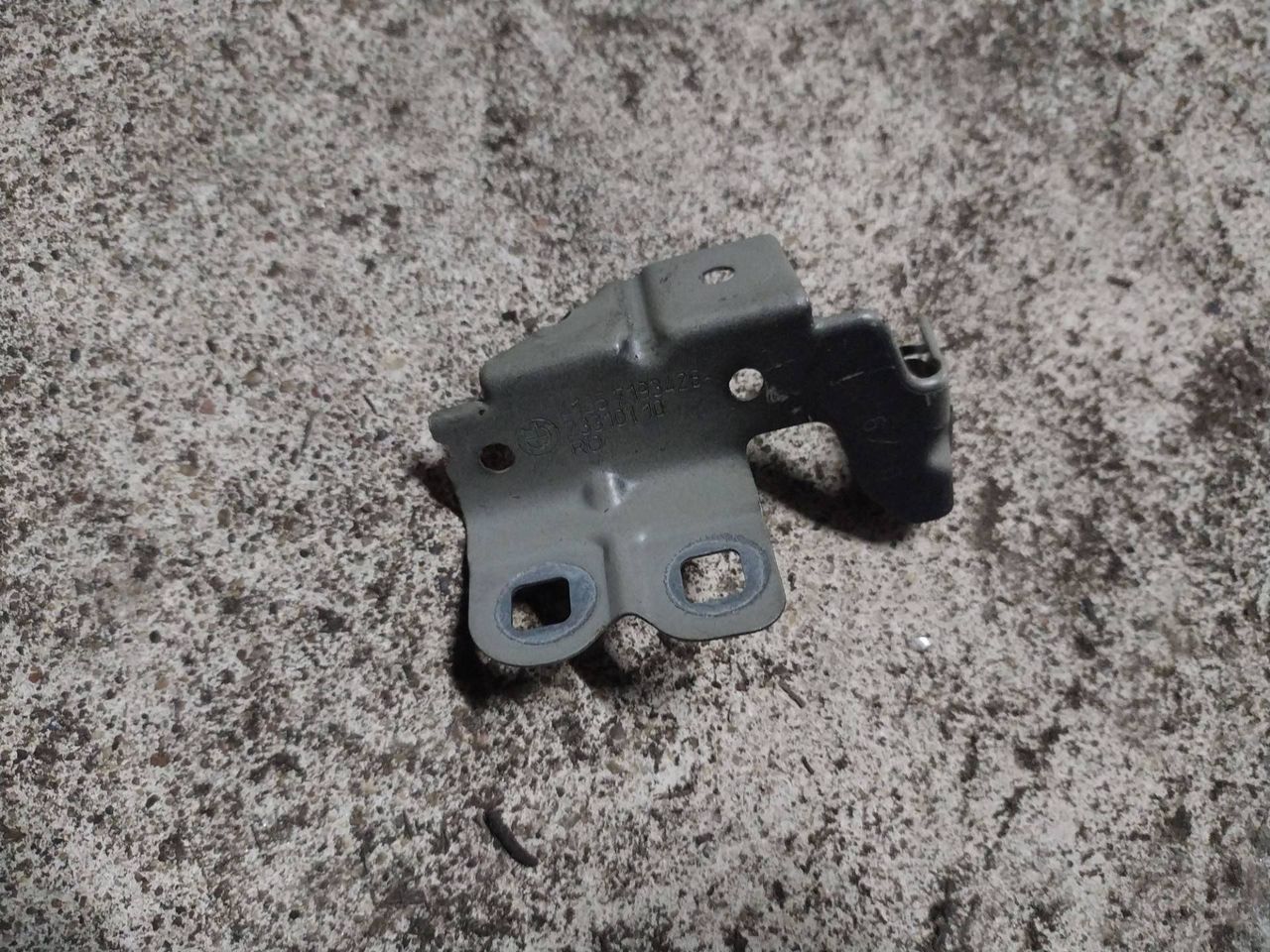 крепление ( кронштейн ) крыла BMW 5 серия F07/F10/F11 2010, 7193426