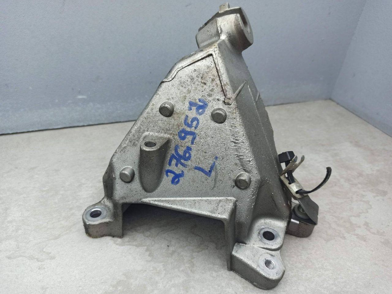 кронштейн двигателя Mercedes-Benz E-Класс W212/S212/C207/A207 [рестайлинг] 2013, A2762233504