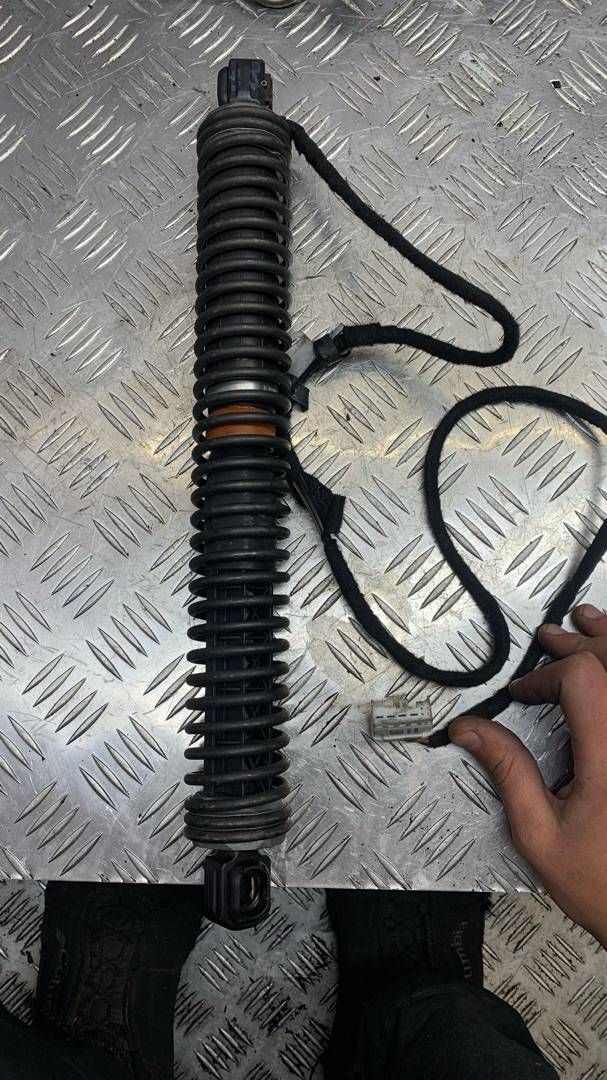 амортизатор крышки багажника (3-5 двери) BMW 7 серия F01/F02 2010, 7185714