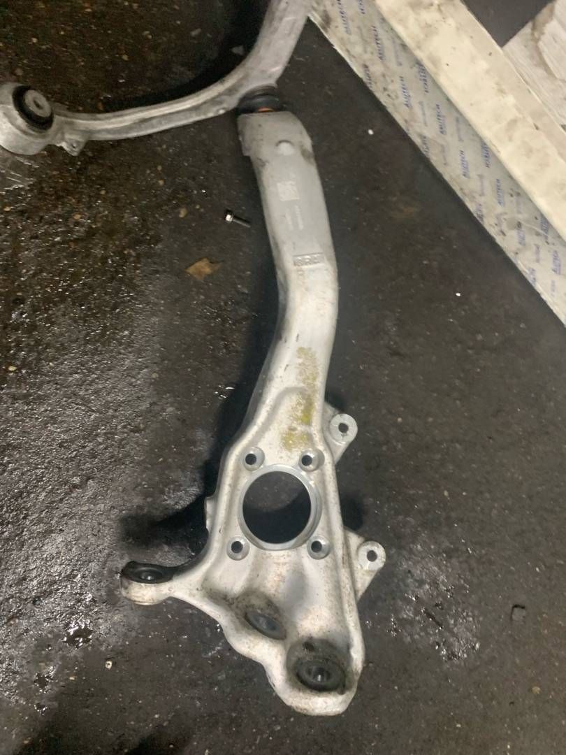 кулак поворотный правый BMW X5 M E70 2010, 4.4 л., S63 B44 A, бензин, правый руль