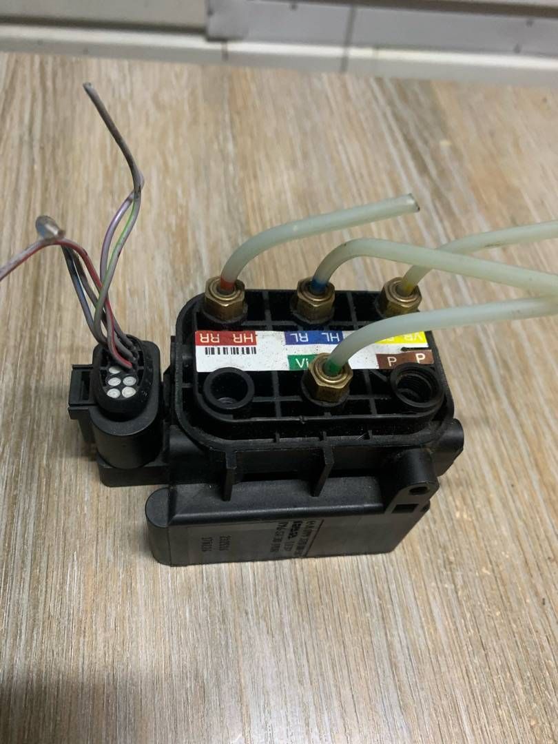 блок клапанов пневмоподвески Mercedes-Benz S-Класс W222/C217/A217 2015, 3.0 л., OM 642.861, дизель, АКПП, седан, A0993200058